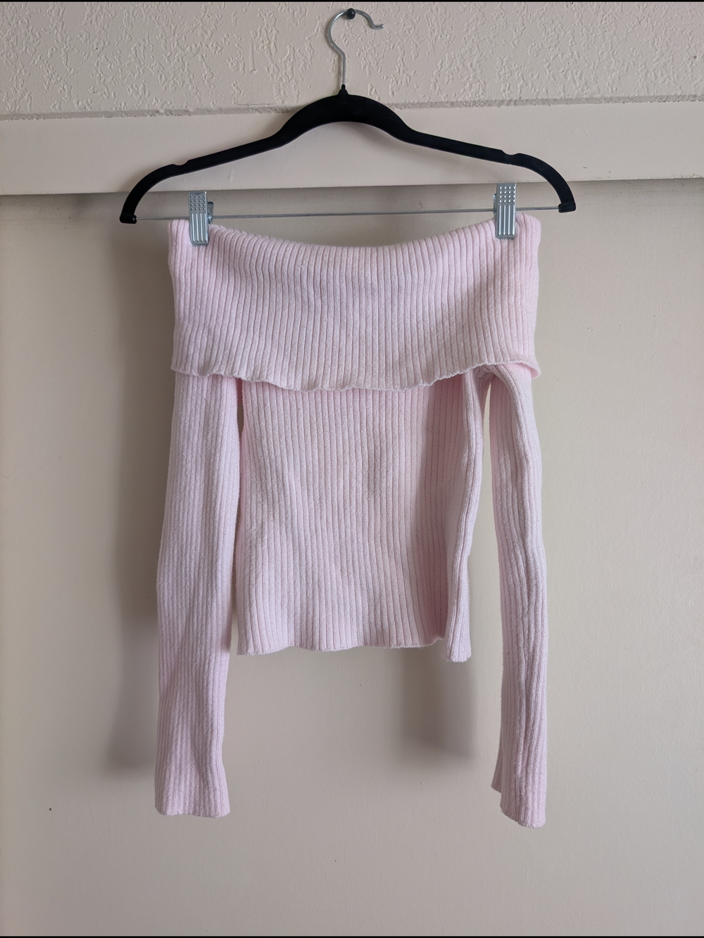 Edikted Light Pink Off-Shoulder Ribbed Knit Sweater